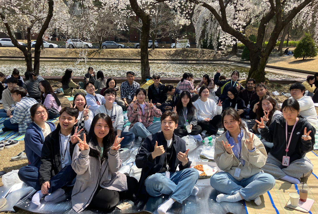 Lab group photo at the spring picnic 2025
